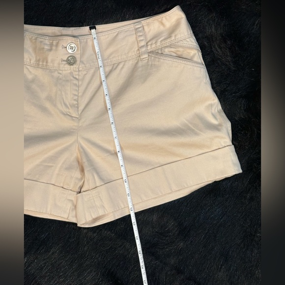 White House Black Market khaki shorts, size 6, pre-owned - Picture 2 of 5
